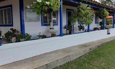 Hermosa finca colonial en venta con espectacular vista.