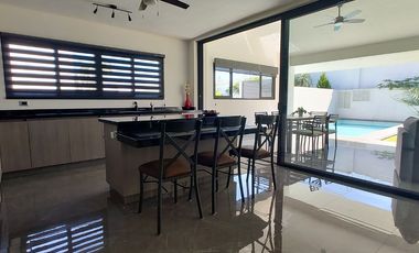 PARAISO COUNTRY CLUB VENTA CASA DE UN NIVEL CON JARDIN Y ALBERCA