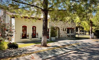 CASA EN VENTA, EN VALLE DE ZAMARRERO, ZINACANTEPEC, TOLUCA, CERCA DE PARQUE SIERRA MORELOS Y SALIDA A AV. ADOLFO LOPEZ MATEOS