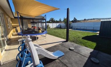 REBAJADA ¡¡¡ Se arrienda bella casa en limache, condominio de 25 casas, muy buena conectividad 3 dormitorios 2 baños, 3 estacionamientos $ 870.000