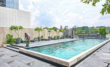 Via del Bosque Puerta de Hierro English Spoken