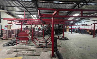 Arriendo Galpón mas patio av principal norte de Quito mitad del mundo
