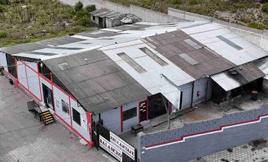 Arriendo Galpón mas patio av principal norte de Quito mitad del mundo