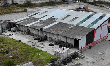 Arriendo Galpón mas patio av principal norte de Quito mitad del mundo