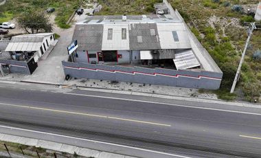 Arriendo Galpón mas patio av principal norte de Quito mitad del mundo