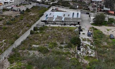 Arriendo Galpón mas patio av principal norte de Quito mitad del mundo