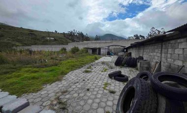 Arriendo Galpón mas patio av principal norte de Quito mitad del mundo
