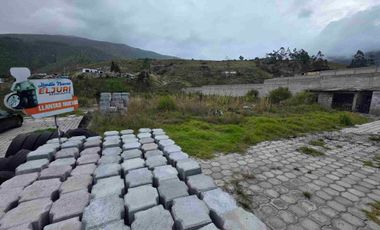 Arriendo Galpón mas patio av principal norte de Quito mitad del mundo