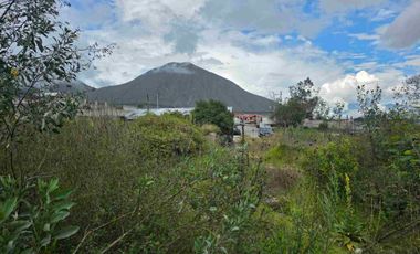 Arriendo Galpón mas patio av principal norte de Quito mitad del mundo