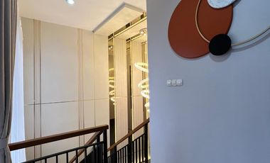 RUMAH MEWAH 2 LANTAI MINIMALIS MODERN FULL FURNISHED SIAP HUNI DI CIWARUGA BANDUNG