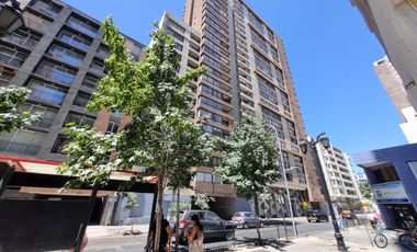 Oportunidad de Inversión, Increíble Ubicación. Vende Depto. 2 Dormitorios con Estacionamiento. Metro Santa Lucia.