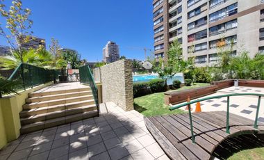 Oportunidad de Inversión, Increíble Ubicación. Vende Depto. 2 Dormitorios con Estacionamiento. Metro Santa Lucia.