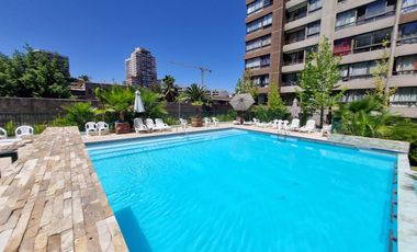 Oportunidad de Inversión, Increíble Ubicación. Vende Depto. 2 Dormitorios con Estacionamiento. Metro Santa Lucia.