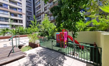 Oportunidad de Inversión, Increíble Ubicación. Vende Depto. 2 Dormitorios con Estacionamiento. Metro Santa Lucia.