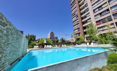 Oportunidad de Inversión, Increíble Ubicación. Vende Depto. 2 Dormitorios con Estacionamiento. Metro Santa Lucia.