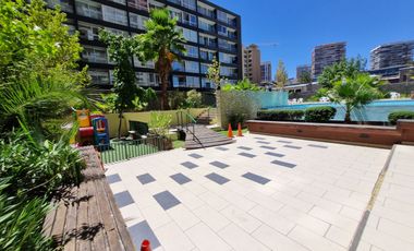 Oportunidad de Inversión, Increíble Ubicación. Vende Depto. 2 Dormitorios con Estacionamiento. Metro Santa Lucia.