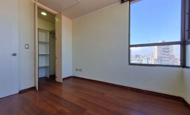 Oportunidad de Inversión, Increíble Ubicación. Vende Depto. 2 Dormitorios con Estacionamiento. Metro Santa Lucia.