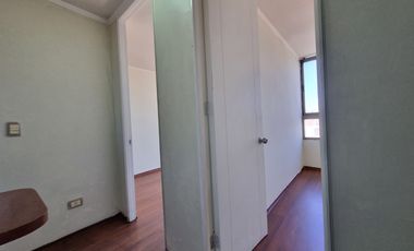 Oportunidad de Inversión, Increíble Ubicación. Vende Depto. 2 Dormitorios con Estacionamiento. Metro Santa Lucia.