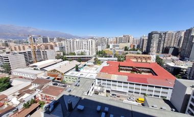 Oportunidad de Inversión, Increíble Ubicación. Vende Depto. 2 Dormitorios con Estacionamiento. Metro Santa Lucia.