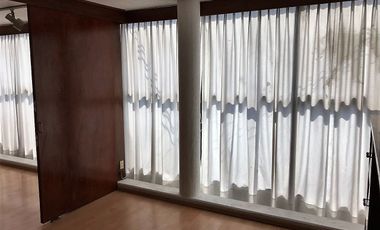 DEPARTAMENTO CON USO DE SUELO, ADAPTADO PARA OFICINAS,  DE CINCO CUBÍCULOS + CUARTO DE ARCHIVO