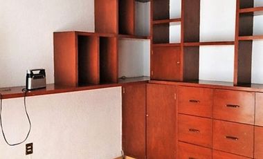 DEPARTAMENTO CON USO DE SUELO, ADAPTADO PARA OFICINAS,  DE CINCO CUBÍCULOS + CUARTO DE ARCHIVO