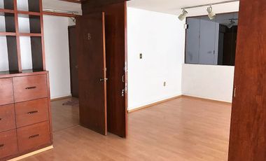 DEPARTAMENTO CON USO DE SUELO, ADAPTADO PARA OFICINAS,  DE CINCO CUBÍCULOS + CUARTO DE ARCHIVO