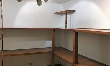 DEPARTAMENTO CON USO DE SUELO, ADAPTADO PARA OFICINAS,  DE CINCO CUBÍCULOS + CUARTO DE ARCHIVO