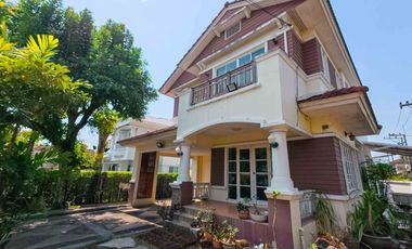 Golden Opportunity! Large Corner Detached House for Sale Parichat Village: 107 sq. wah plot with expansive garden space, right next to the park