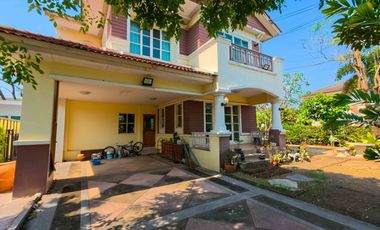 Golden Opportunity! Large Corner Detached House for Sale Parichat Village: 107 sq. wah plot with expansive garden space, right next to the park