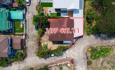 Golden Opportunity! Large Corner Detached House for Sale Parichat Village: 107 sq. wah plot with expansive garden space, right next to the park