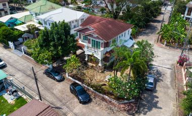 Golden Opportunity! Large Corner Detached House for Sale Parichat Village: 107 sq. wah plot with expansive garden space, right next to the park