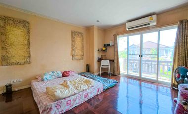 Golden Opportunity! Large Corner Detached House for Sale Parichat Village: 107 sq. wah plot with expansive garden space, right next to the park