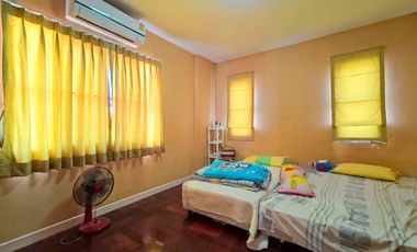 Golden Opportunity! Large Corner Detached House for Sale Parichat Village: 107 sq. wah plot with expansive garden space, right next to the park