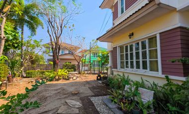 Golden Opportunity! Large Corner Detached House for Sale Parichat Village: 107 sq. wah plot with expansive garden space, right next to the park
