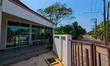 Golden Opportunity! Large Corner Detached House for Sale Parichat Village: 107 sq. wah plot with expansive garden space, right next to the park