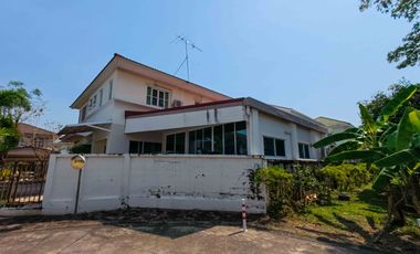 Golden Opportunity! Large Corner Detached House for Sale Parichat Village: 107 sq. wah plot with expansive garden space, right next to the park
