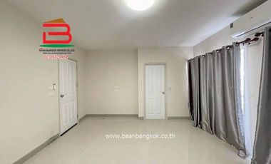 ทาวเฮ้าส์ 2 ชั้น รัชธานี 11 (ใกล้โรงพยาบาลมหาวชิราลงกรณธัญบุรี) เนื้อที่ 21.4 ตรว. ตำบลบึงน้ำรักษ์ อำเภอธัญบุรี จังหวัดปทุมธานี