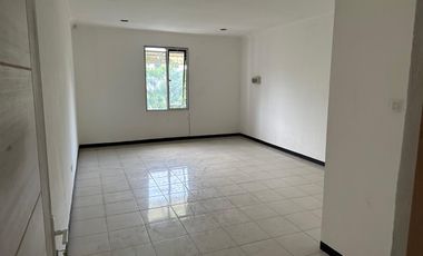 RUKO LUAS 3 LANTAI LOKASI STRATEGIS RAMAI COCOK UNTUK SEGALA USAHA SIAP PAKAI DI KARAPITAN BANDUNG