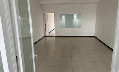 RUKO LUAS 3 LANTAI LOKASI STRATEGIS RAMAI COCOK UNTUK SEGALA USAHA SIAP PAKAI DI KARAPITAN BANDUNG