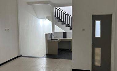 RUKO LUAS 3 LANTAI LOKASI STRATEGIS RAMAI COCOK UNTUK SEGALA USAHA SIAP PAKAI DI KARAPITAN BANDUNG