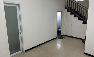 RUKO LUAS 3 LANTAI LOKASI STRATEGIS RAMAI COCOK UNTUK SEGALA USAHA SIAP PAKAI DI KARAPITAN BANDUNG