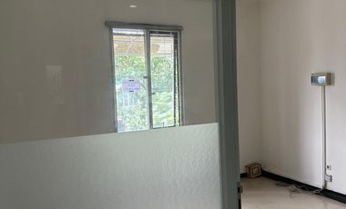 RUKO LUAS 3 LANTAI LOKASI STRATEGIS RAMAI COCOK UNTUK SEGALA USAHA SIAP PAKAI DI KARAPITAN BANDUNG