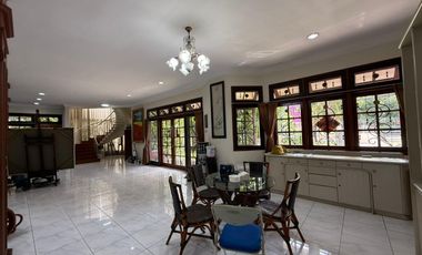 Rumah disewakan untuk usaha di Darmo Permai Selatan II, Surabaya