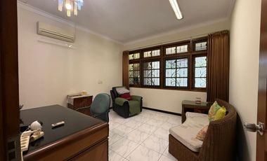 Rumah disewakan untuk usaha di Darmo Permai Selatan II, Surabaya