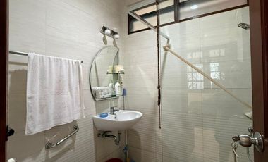 Rumah disewakan untuk usaha di Darmo Permai Selatan II, Surabaya