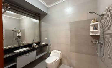 Rumah disewakan untuk usaha di Darmo Permai Selatan II, Surabaya