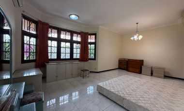 Rumah disewakan untuk usaha di Darmo Permai Selatan II, Surabaya