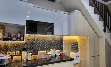 RUMAH SEMI FURNISHED SIAP HUNI BIKIN NYAMAN DI CLUSTER LARANGTAPA KOTA BARU PARAHYANGAN