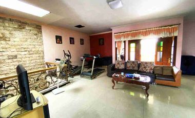 Rumah Mewah 3 Lantai Strategis