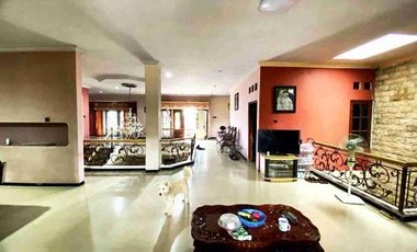 Rumah Mewah 3 Lantai Strategis